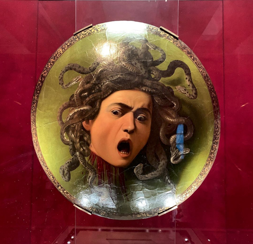 Scudo con testa di Medusa di Caravaggio agli Uffizi - photo by @emmedarg